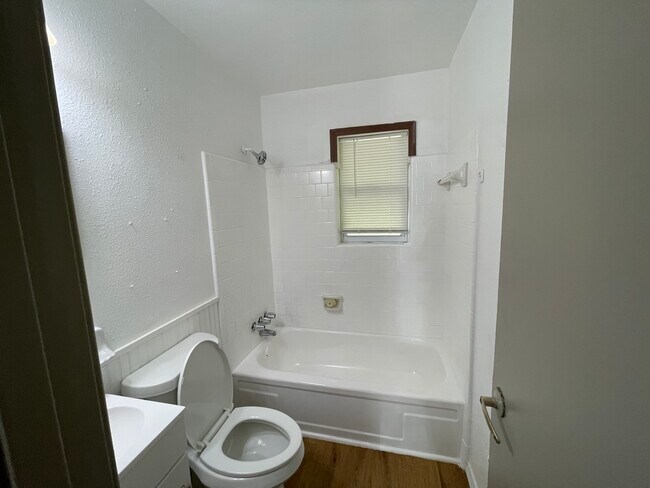 Building Photo - Lake Drive