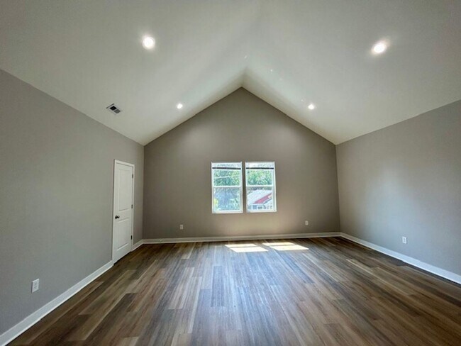 Building Photo - Charming 3-Bedroom 2 Bathroom Duplex in th...