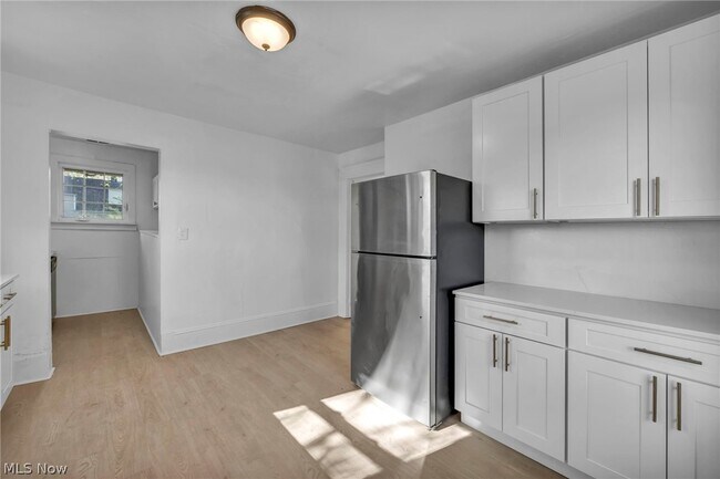 Building Photo - 2049 W 85th St