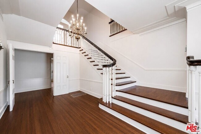 Building Photo - 809 N Bedford Dr