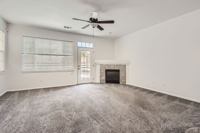 Building Photo - Evolve Real Estate: Spacious 2 Bedroom + L...