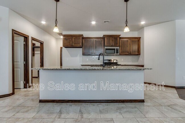 Building Photo - 2200 Alta Vista Ln