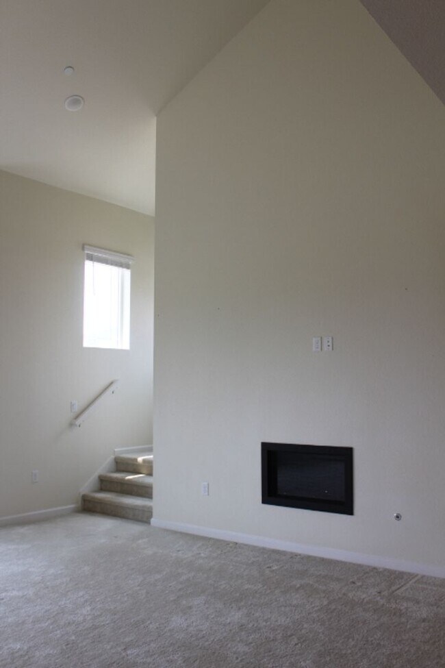 Building Photo - Chatfield Bluffs Condo w/ 3 BR/3 BA!!
