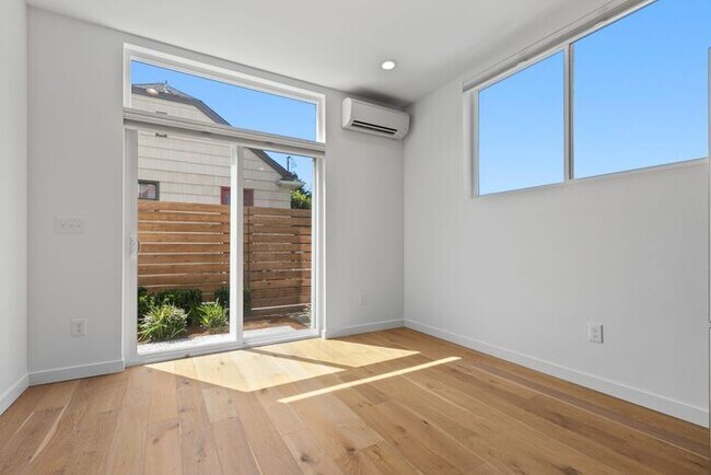 Building Photo - Sweet Ultra-Modern Air-Conditioned West Se...