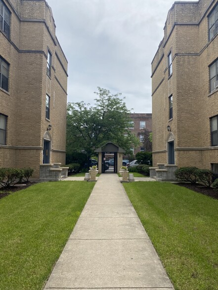 Courtyard - 4928 N Kedzie Ave