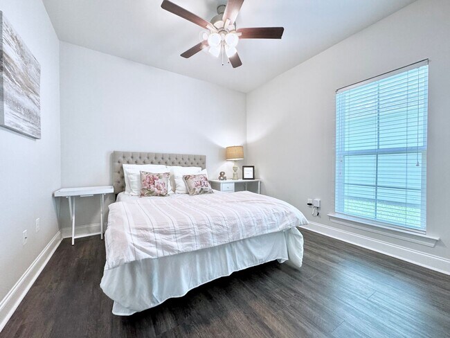 Building Photo - Elegant Townhouse in StoneLake Village – Stylish 3BR/2BA with Garage & Patio