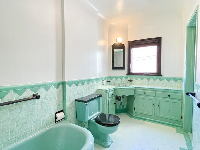 main Bath - 1017 S Stanley Ave