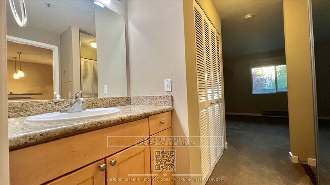 Building Photo - Charming One bedroom with Private terrace.