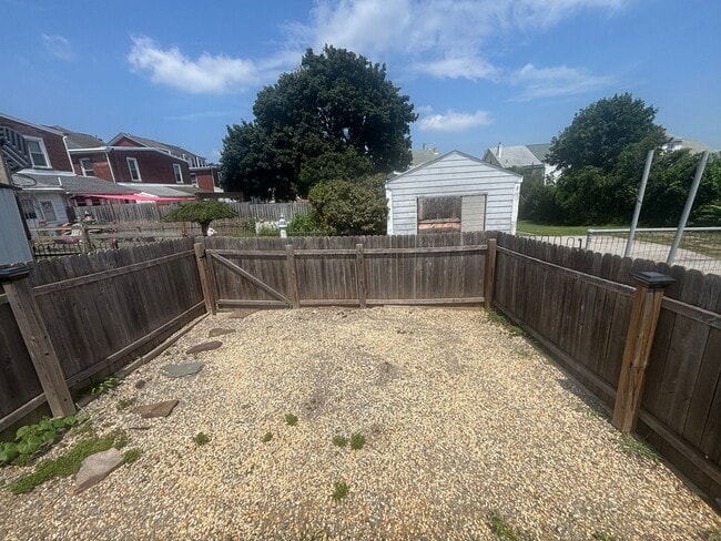 Building Photo - Charming 3-Bedroom Home in Desirable Bridg...