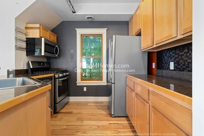 Building Photo - Two-Bedroom End Unit Condo in Goose Hollow! DEPOSIT SPECIAL
