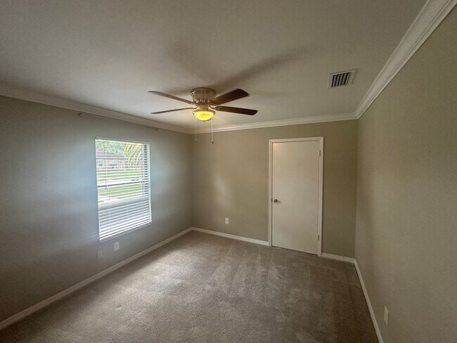 Building Photo - Popular Cathedral Oaks, Elegant Home