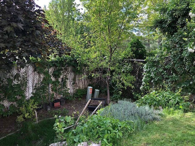 Building Photo - Wonderful 4 Bedroom Home with an Office in...