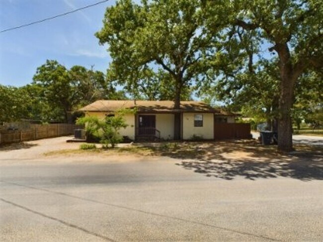 Building Photo - 321 W Park St