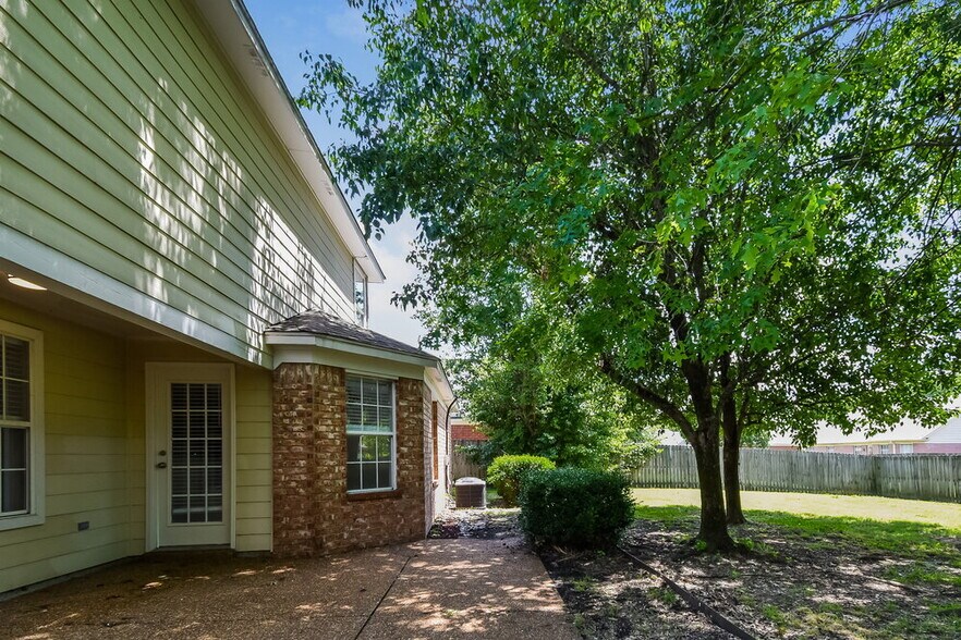 Building Photo - 10237 Green Moss Dr N
