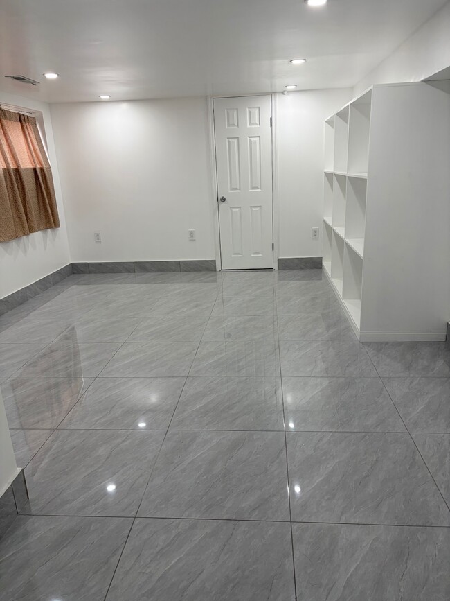 Building Photo - 107 Ebony St