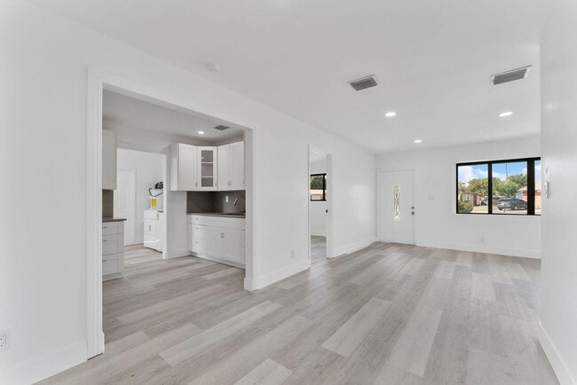 Building Photo - 534 NW 3rd Terrace