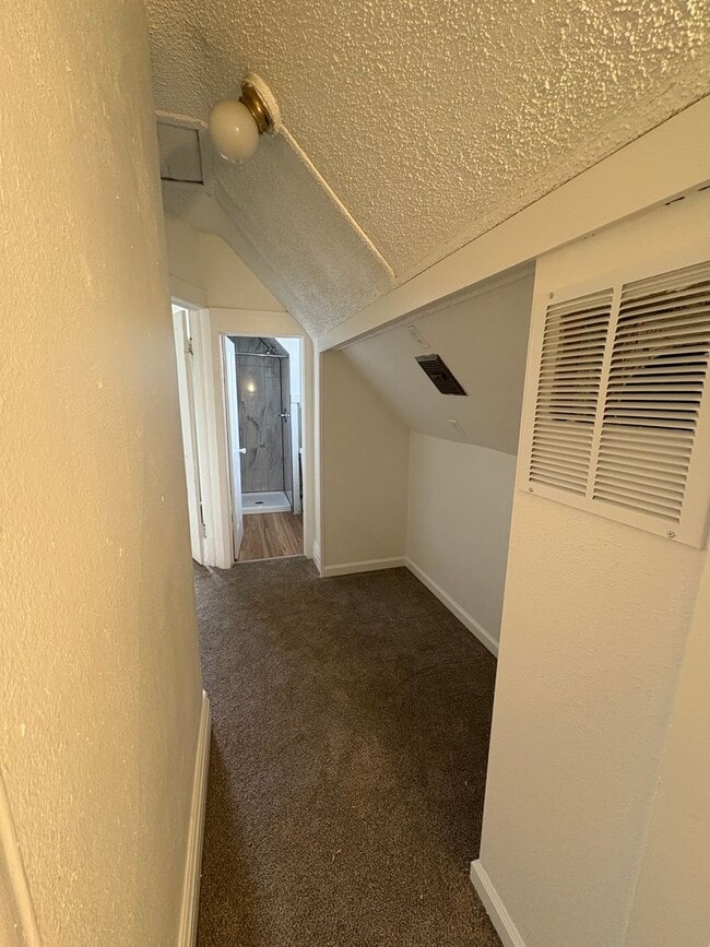 Building Photo - Beautiful 4 Bedroom, 2 Bath in Prime Location