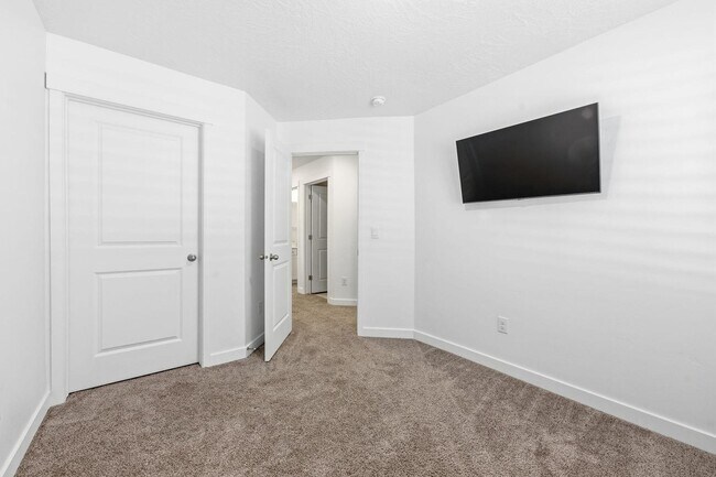 Building Photo - 3302 E Elkhorn Ln