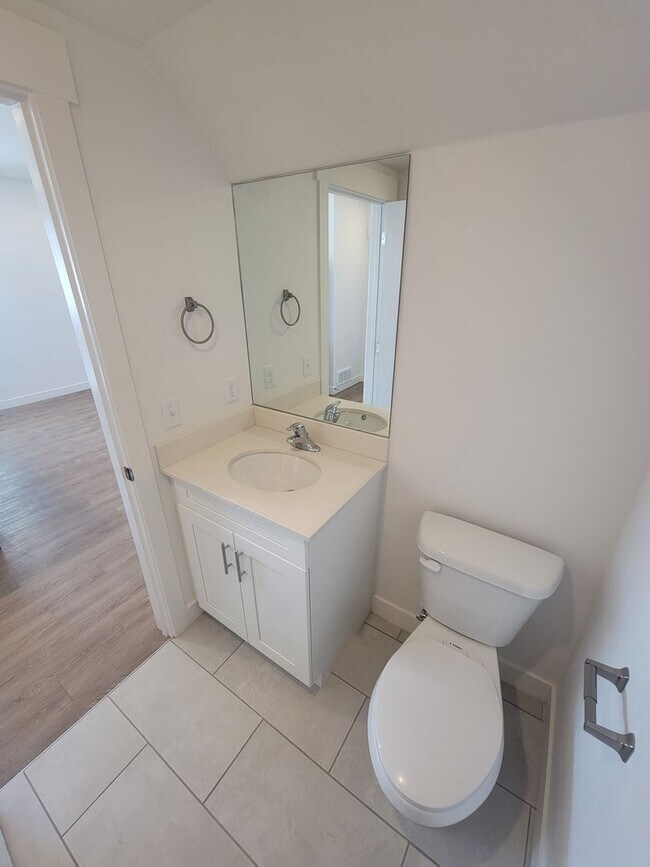 Building Photo - GORGEOUS Spacious Town Home