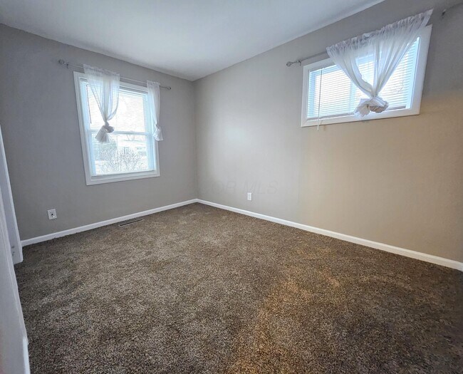 Building Photo - 2906 La Rosa Dr