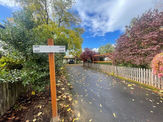 Building Photo - Charming Forest Grove 2BR Home – Great Wal...