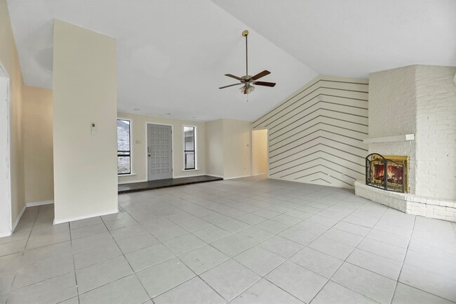 Building Photo - 9842 Pinehurst St