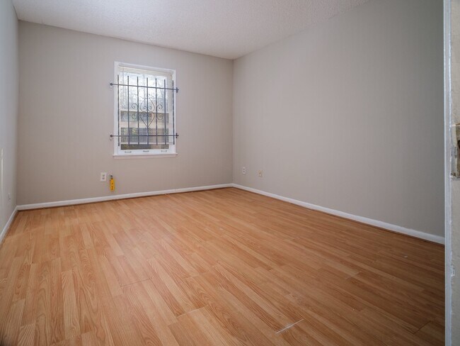 Building Photo - 2609 Eastway Dr