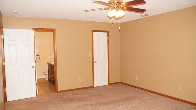 Building Photo - 1221 Clearwater Ln