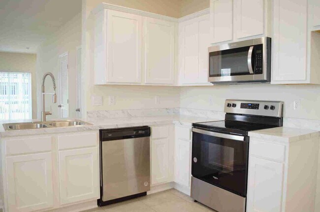 Building Photo - Stunning 3-Bedroom Townhome for Rent in Ba...