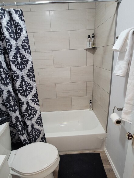 Building Photo - 515 W 7th Ave