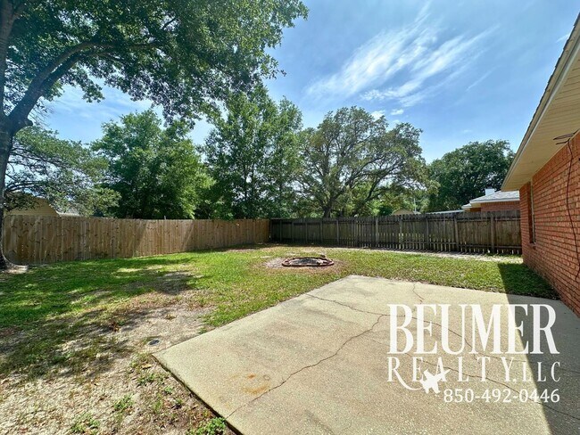 Building Photo - Home nestled in in W. Pensacola minutes fr...