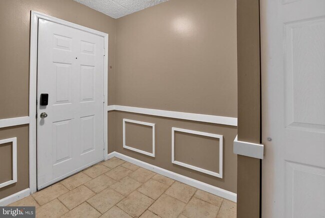 Building Photo - 702 Deer Run