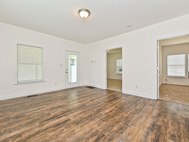 Building Photo - 610 N Pear St