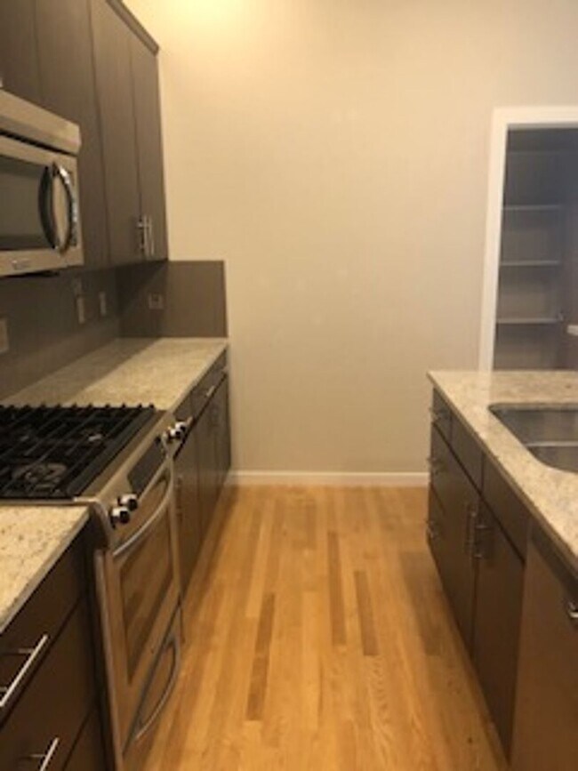 Building Photo - Lovely and Light Open Concept Louisville Home for Lease!