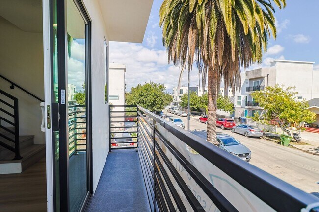 Building Photo - 2419 Carmona Ave
