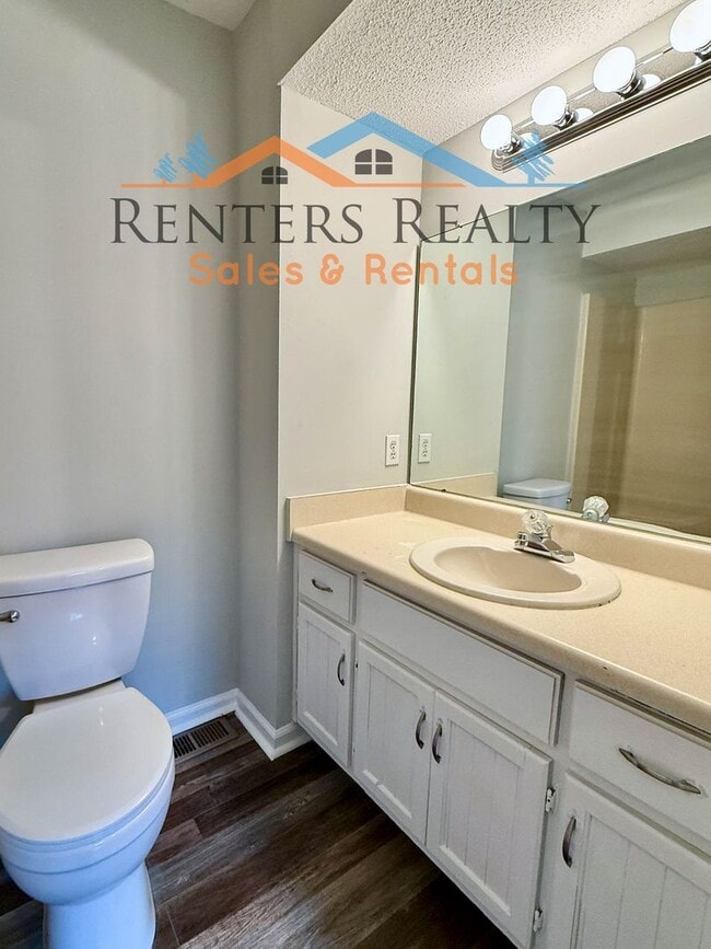 Building Photo - 2 Bedroom Condo with Private Patio
