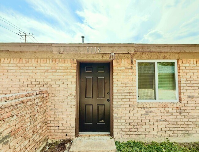 Primary Photo - 1118/1120 Hazelton