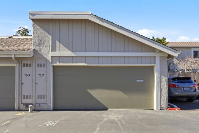 Building Photo - Updated Townhome in Lake Santa Clara HOA