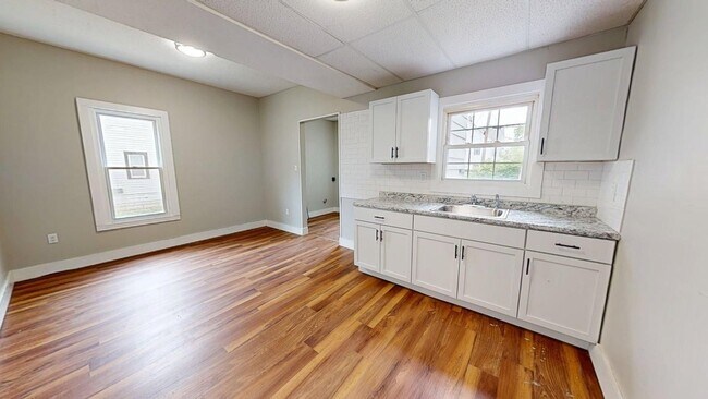 Building Photo - Madison/West Blvd neighborhood: 3 bedroom/1 bath single family home.