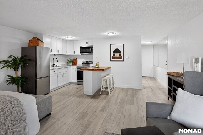 Building Photo - Charming Studio Condo in Denver