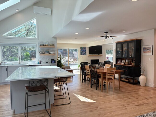 Building Photo - Stunning 4 bed 3.5 Bath Home in Wonderland Hills Walking Distance to Wonderland Lake. Rent Furnis...