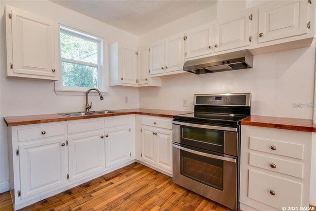 Building Photo - 1028 NE 7th Ave