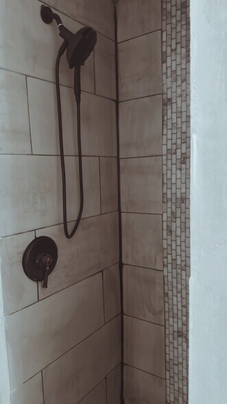 Stand up shower - 5120 W Courtland Ave