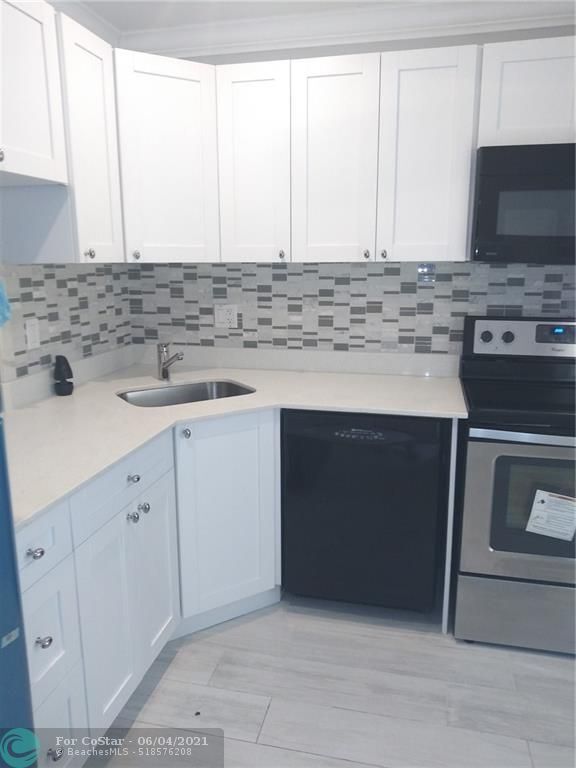 Building Photo - 6050 NW 64th Ave