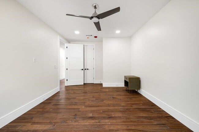 Building Photo - 1281 E Main St