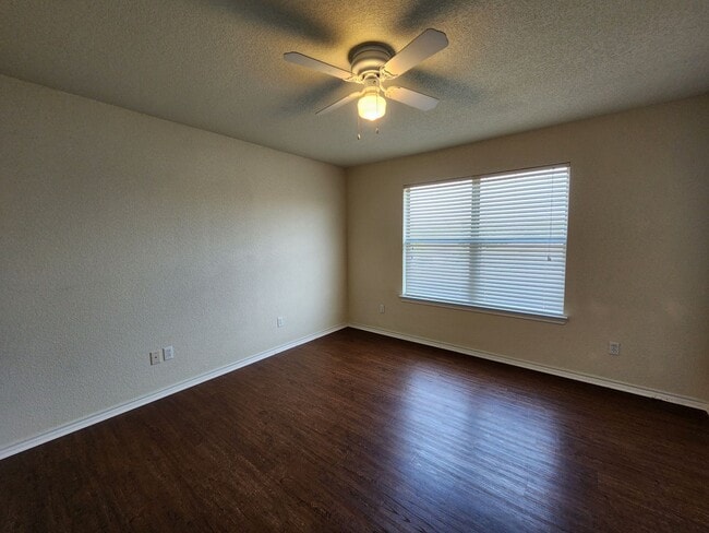 Building Photo - 2/2.5/1   Carpet only on Stairs /Large Fen...