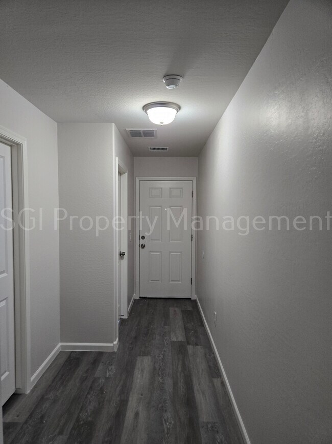 Building Photo - 1048 W Verde Ln