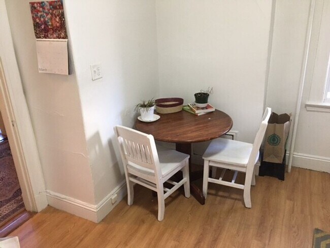 Building Photo - Large 2 bed unit in a prime location, the landlord paying the full broker's fee!