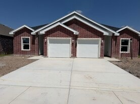 Building Photo - 1018 Escondido Ln E