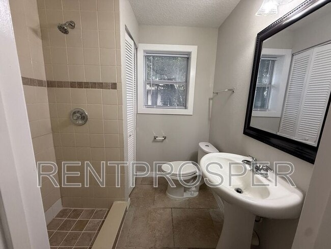 Building Photo - 810 Eresken Ave